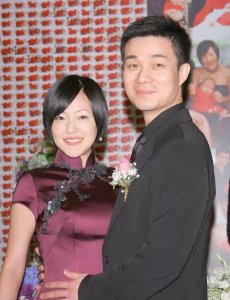 ​许雅钧与新欢姜姓女模的绯闻不再是新闻，离婚协议书已递交给许妈