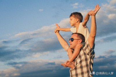 ​失踪32年的父亲突然来要钱，继父让我好好孝敬，母亲让我不要管他