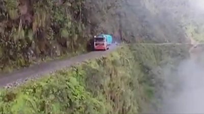 ​每年超300人丧命，玻利维亚死亡公路！司机为养2个老婆专走这条路