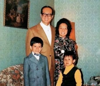 ​爱妻离奇死亡，捐赠庄月明楼，凤凰男鼻祖李嘉诚的豪门秘闻！