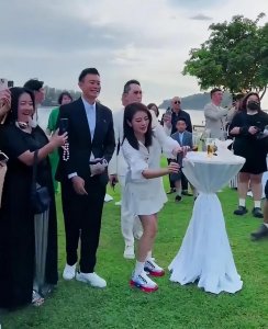 ​安以轩低调现身陈乔恩婚礼，笑容满面状态很好