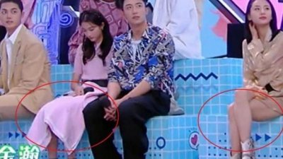 ​关晓彤与王子文的坐姿才知差别在哪