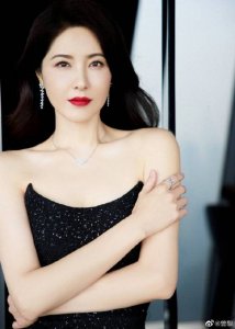 ​46岁“熟女”曾黎身材纤细 不亏是“中戏第一美”