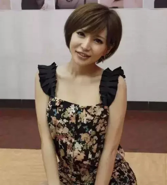 短发美女小泉彩写真分享，角色扮演女王！