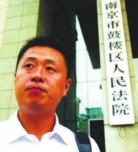 ​闹大了！合肥无接触风波升级，“扶不扶”成争议，网友评论一边倒