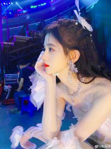 ​鞠婧祎:才华横溢的偶像，绽放青春之美。