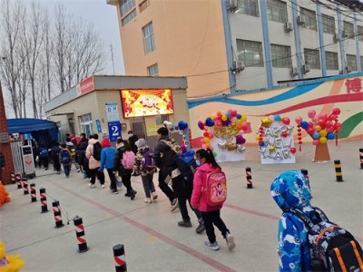​开学首日！郑州市大河路中心小学敲锣打鼓、舞狮迎接学生入学