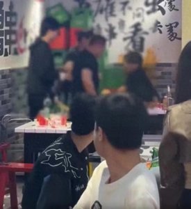 ​重庆泼火锅事件后续：打架原因疑曝光，恐面临刑拘，女孩疑似毁容
