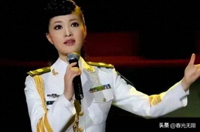 她是首位博士级歌唱家，大校军衔还是春晚常客，丈夫身份更加显赫