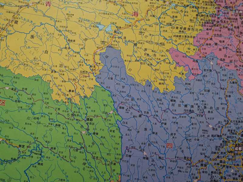 长江流域地图路线全图（长江，先流经西藏还是四川？）