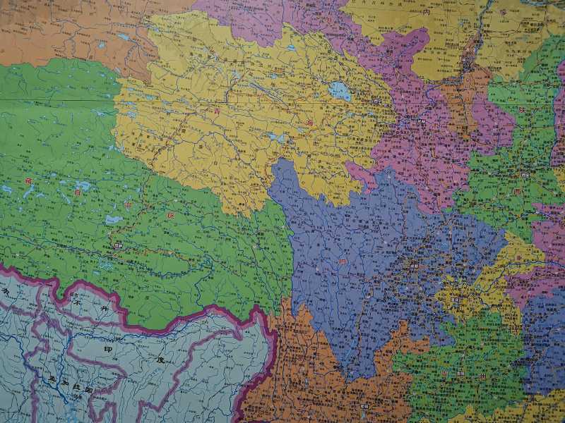 长江流域地图路线全图（长江，先流经西藏还是四川？）