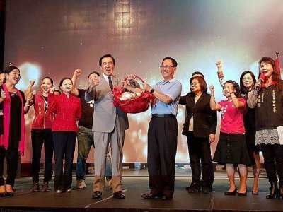 ​马英九力挺丁守中 酸柯文哲政见常跳票