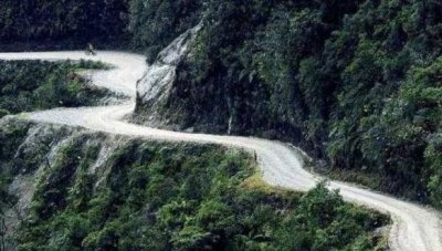 ​世界第一死亡公路，每年300人丧生于悬崖，普通老司机都不敢开