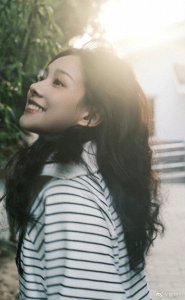 ​95后美女明星鲁照华晒秋日写真，五官精致像冰雕玉琢，美到心坎里