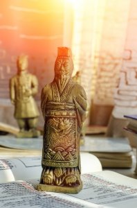 ​秦始皇天：是秦朝的开国皇帝