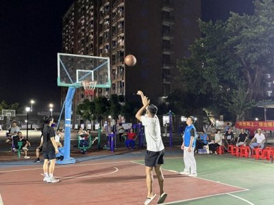 ​龙穴街道开展“迎篮而上，投出精彩”趣味篮球活动