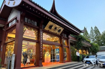 ​杭帮菜代表饭馆“楼外楼”，菜味正宗，物美价廉，不愧是杭州前三