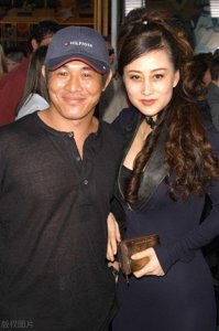 李连杰瘫痪在床被利智抛弃?不管不顾,20亿家产却换不来利智的笑脸