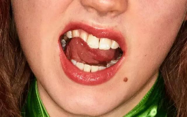 GUCCI再次卖起口红，光是海报就很有“冲击力”