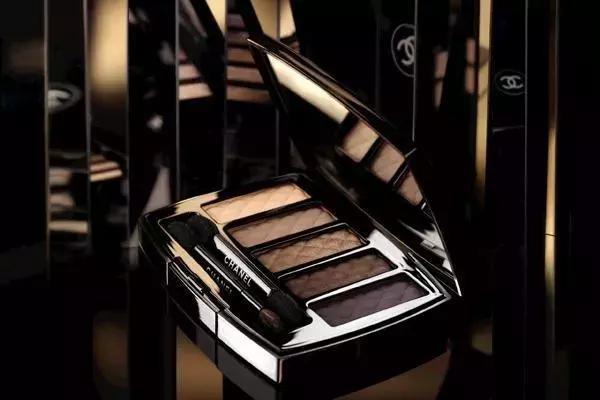 GUCCI再次卖起口红，光是海报就很有“冲击力”