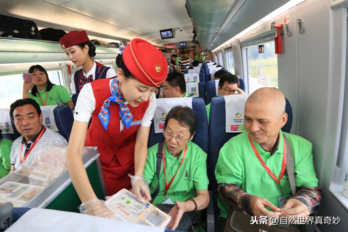 高铁女乘务员