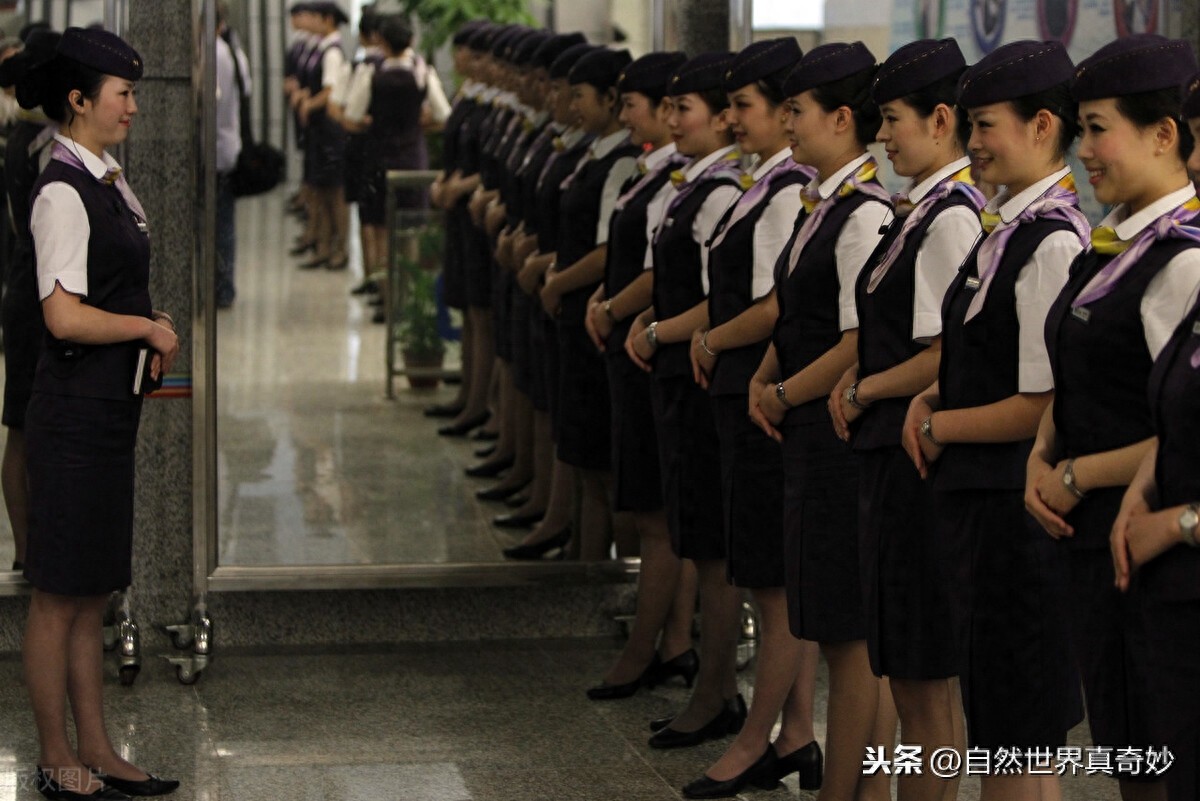 高铁女乘务员