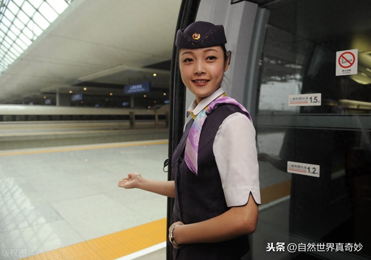 高铁女乘务员