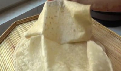 ​春饼这样做，柔软筋道又起层，凉了也不硬，我家隔三差五做一次