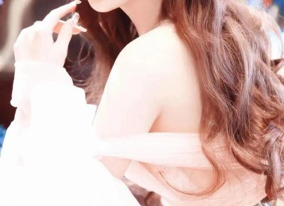 我推开房门,看到老公和一个女人在床上