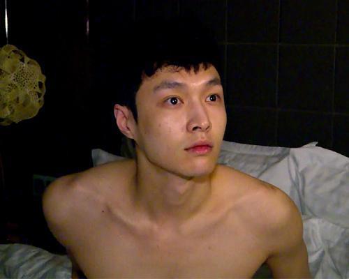 卸妆后的男明星，张艺兴满脸痘印，他撞脸凤姐，网友：变化太大