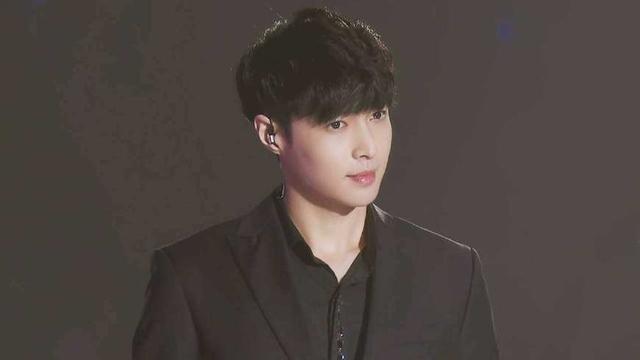 卸妆后的男明星，张艺兴满脸痘印，他撞脸凤姐，网友：变化太大