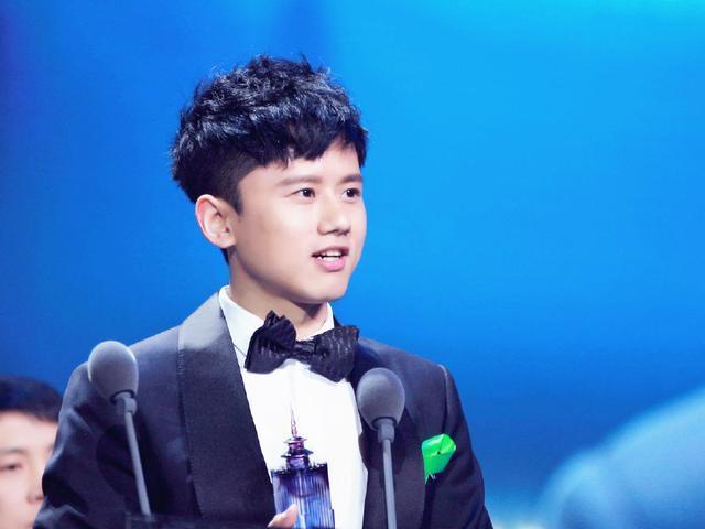 卸妆后的男明星，张艺兴满脸痘印，他撞脸凤姐，网友：变化太大