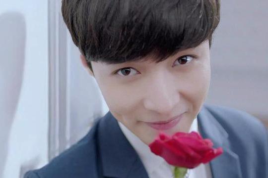 卸妆后的男明星，张艺兴满脸痘印，他撞脸凤姐，网友：变化太大