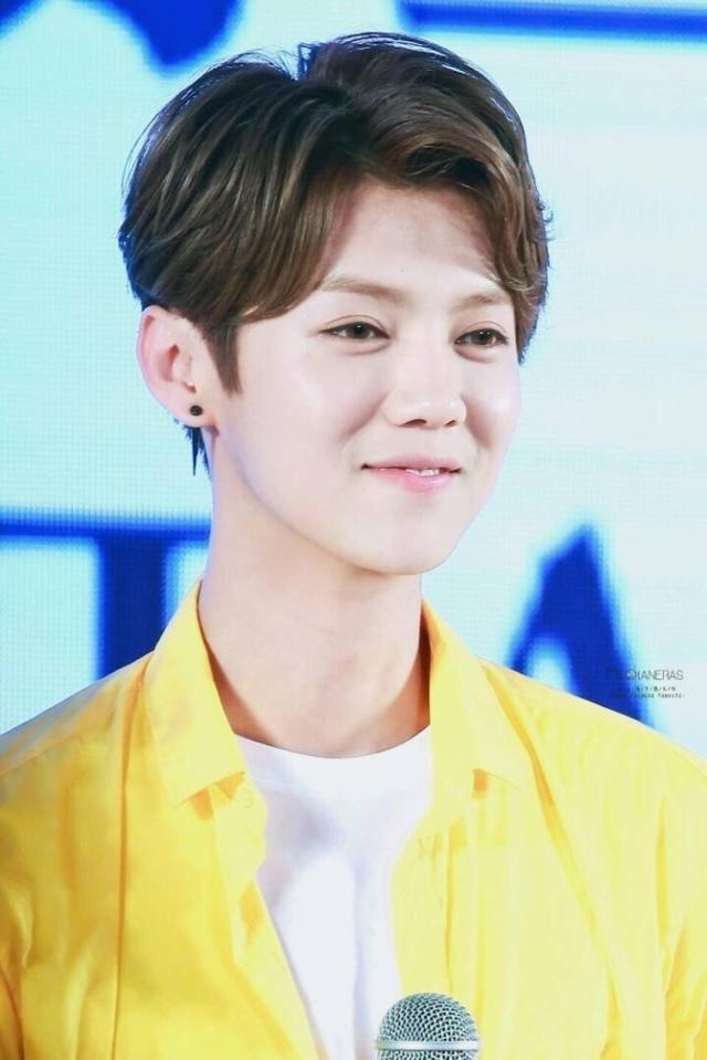 卸妆后的男明星，张艺兴满脸痘印，他撞脸凤姐，网友：变化太大