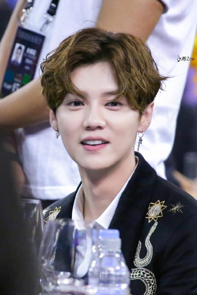 卸妆后的男明星，张艺兴满脸痘印，他撞脸凤姐，网友：变化太大