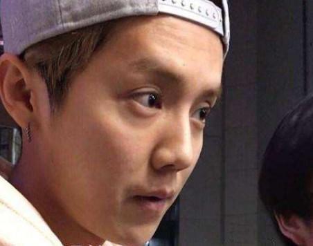 卸妆后的男明星，张艺兴满脸痘印，他撞脸凤姐，网友：变化太大