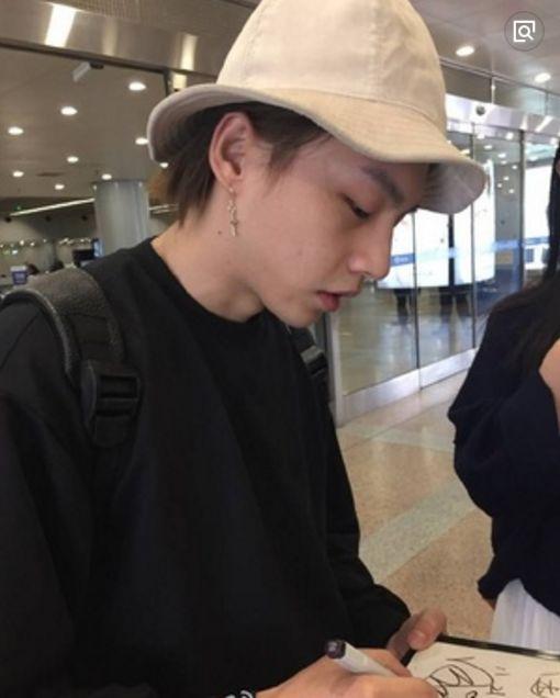 卸妆后的男明星，张艺兴满脸痘印，他撞脸凤姐，网友：变化太大