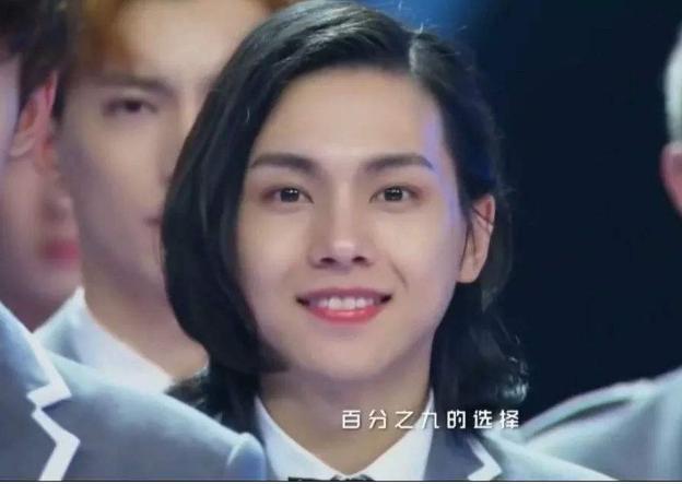 卸妆后的男明星，张艺兴满脸痘印，他撞脸凤姐，网友：变化太大