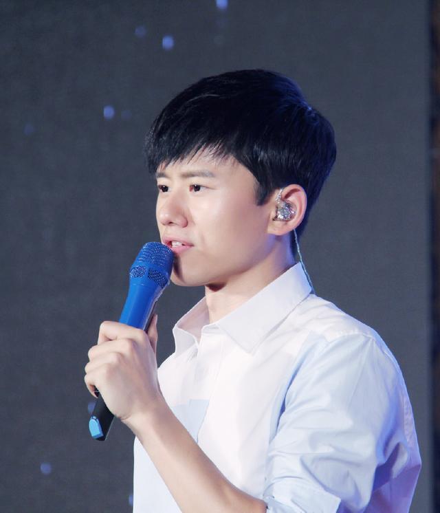 卸妆后的男明星，张艺兴满脸痘印，他撞脸凤姐，网友：变化太大