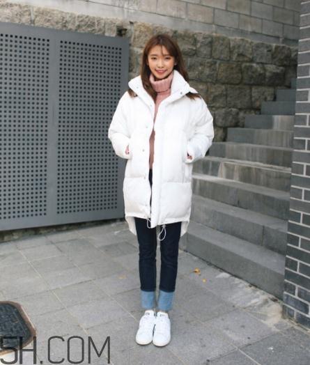白色羽绒服配什么裤子？白色羽绒服搭配裤子图片