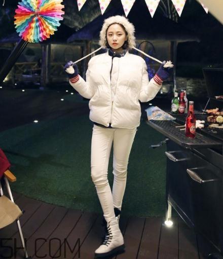 白色羽绒服配什么裤子？白色羽绒服搭配裤子图片