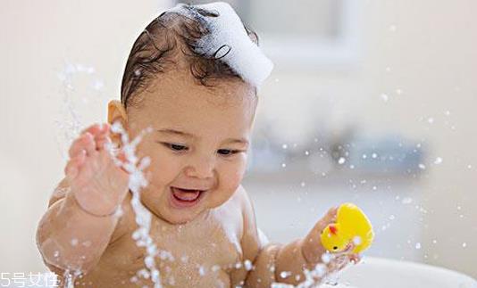 夏天洗澡用沐浴露好还是香皂好 沐浴露和香皂哪个好