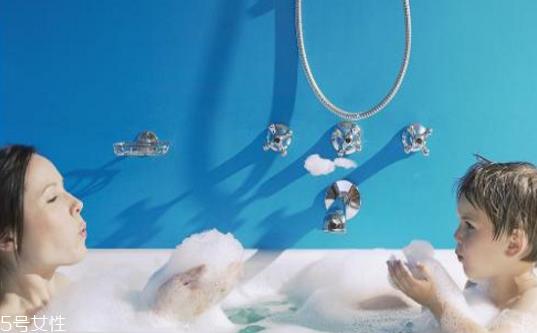 夏天洗澡用沐浴露好还是香皂好 沐浴露和香皂哪个好