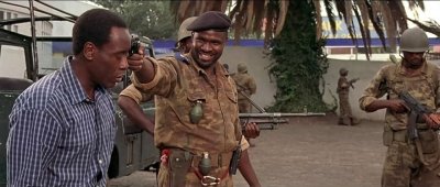 电影《卢旺达饭店》通过什么方法,向观众展现了人性的善恶?