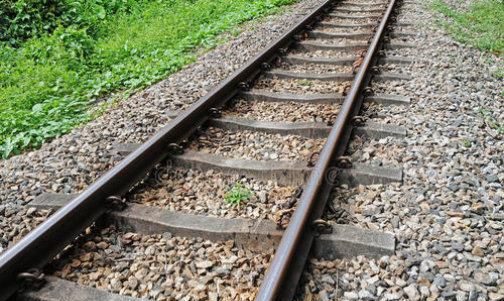 火车轨道为什么要铺那么多石头而不是水泥