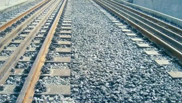 为什么铁轨上要铺石子呢