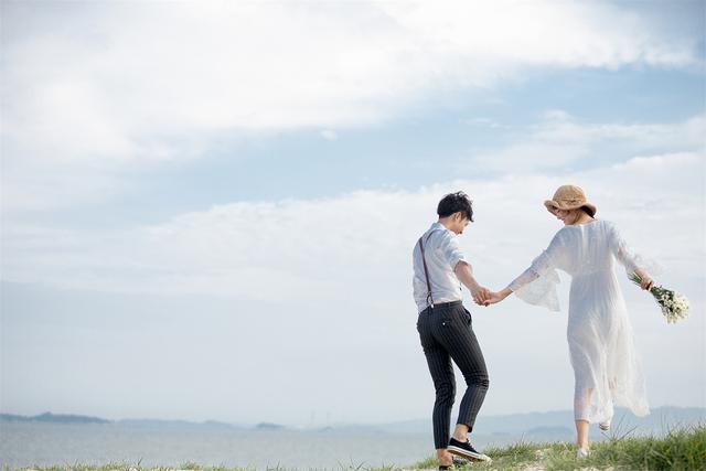 婚纱照选择啥服装好看（厦门婚纱照服装搭配技巧4套婚纱礼服怎么选）(5)