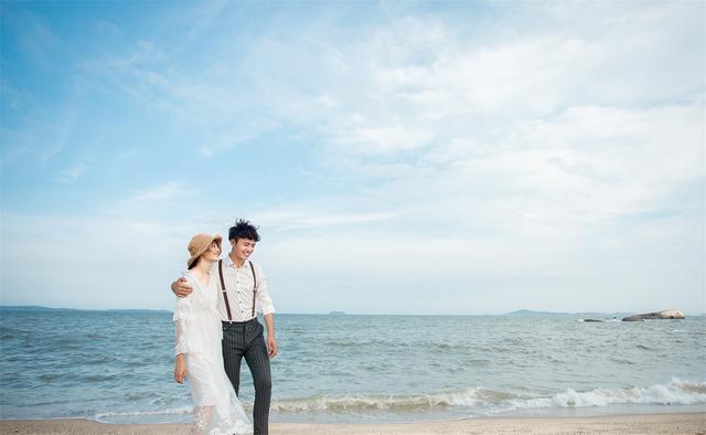 婚纱照选择啥服装好看（厦门婚纱照服装搭配技巧4套婚纱礼服怎么选）(1)