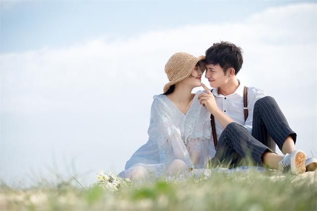 婚纱照选择啥服装好看（厦门婚纱照服装搭配技巧4套婚纱礼服怎么选）(3)