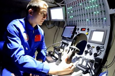 ​“蛟龙号”潜往7000深海时突然失联，竟是因为潜航员在抓海参？